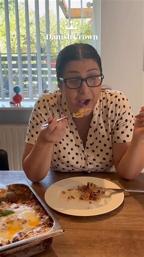 Den madglade, den med snuden i mobilen, den fjollede eller den snakkesalige. Hvilken type har du med til bords? Uanset hvem, så mødes vi altid ét sted: Omkring maden ❤️ | Danish Crown | Facebook