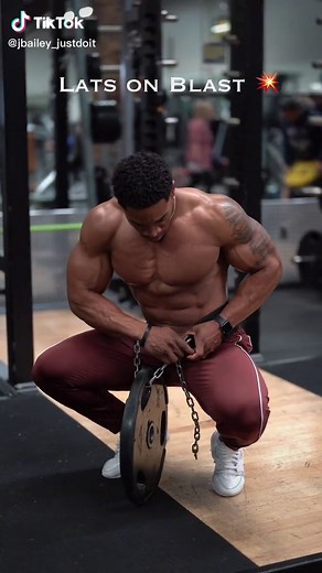 You won’t always be motivated but you have to stay consistent at all cost! Here are 4 of my favorite back exercises to grow my lats. While doing these remember mind muscle connection is everything. I’m not lifting just to lift, I’m lifting to feel the contraction throughout each rep. 1️⃣ Weighted Alt Pull Ups 2️⃣ Lat Pulldown 3️⃣ SA Cable Row 4️⃣ Straight Arm Pulldown 👉🏾Download my app or visit my YouTube channel where we can train together daily to help you reach your goals. Link in bio! #gai