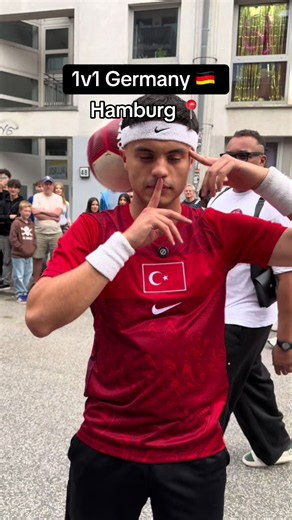 Jacky gepackt in Hamburg? Mr. „Bla Blu Blu“ ist alles was diese Stadt hat 😈🤫 #hamburg #1v1 #1vs1 #fussball #jackybarca (Das Video dient ausschließlich der sportlichen Unterhaltung.)