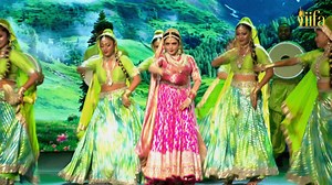 Rekha Ji ka undekha performance! Ek shaam, jo hamesha yaad rahegi... Jab Rekha ji ne IIFA ke stage par apne jaadu se sabka dil jeet liya! 💫 #IIFA #rekhaatiifa #LegendOnStage #TimelessGrace #BollywoodRoyalty #IIFA2018 #dance #performance #legend #bollywood | IIFA Awards