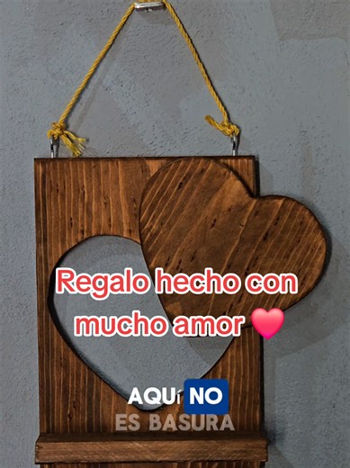 No necesitas gastar mucho para regalar algo que sí signifique 💛 Con una sola tabla hice este detalle perfecto para San Valentín… y lo mejor: hecho con tus propias manos. 🔧 Materiales que usé: • Tabla 25x35 cm (2 cm grosor) • Pijas 8x1½ • Pegamento blanco Resistol 850 • Caladora • Lija • Tinta y estopa • Armellas y soga (opcional) Aquí no es basura… son ideas. ¿A quién se lo regalarías? 👇 #donmadera #hazlotumismo #ideasconmadera #diymexico #hechoamano