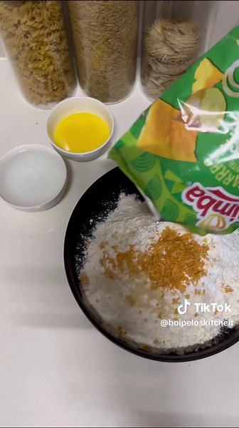 Full recipe below friends 🤭… 1. Preheat the oven to 180°C on fan-assist and grease a 22cmx10cm loaf tin, or similar size. 2. Remove 1 cup of Simba Potato Chips and set aside. Using a rolling pin, crush the remaining chips in the chip bag until a fine crumb is achieved. 3. Add the crushed chips, flour, sugar and baking powder to a large mixing bowl and whisk until combined. Add the soda water and half of the butter to the dry ingredients and stir until a thick batter has formed. 4. Transfer the 