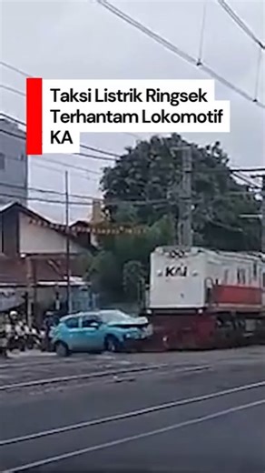 Heboh beredar di media sosial suatu video menunjukkan taksi listrik menerobos palang rel kereta api (KA) di kawasan Kemayoran, Jakarta Pusat pada Rabu (31/12). Taksi itu tertemper lokomotif KA dan terpental. >> https://20.detik.com/detikupdate/20260102-260102051/video-detik-detik-taksi-listrik-tertemper-kereta-api-di-jakpus?utm_campaign=detikcomsocmed&utm_medium=oa&utm_source=facebook&utm_content=20detik | detikcom