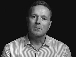 216K views · 455 reactions | Tre sekunders uopmærksomhed ... Pludselig holder lastbilen lige foran ham. Ole når kun at rive rattet til venstre, før han brager op i bagenden af lastbilen fra en fart på ca. 120 km/t. Det larmer. Metal, knust glas og airbags, der springer. Og så er alt stille. | Rådet for Sikker Trafik | Facebook