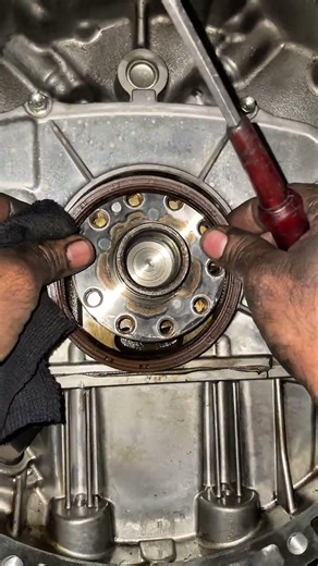 V8 Land Crusier Main Oil Seal Change #automobile #mechanic #carpart #automechanic #usa