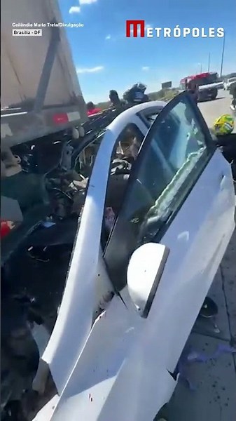 Carro vai parar debaixo de carreta após acidente na Estrutural