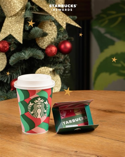 កាត Starbucks® Rewards ក៏មាន ពាក្យក្នុងចិត្តក៏មាន តែប៉ុននេះគេដឹងតែញញឹមបិទមាត់លែងជិតហើយ 🤭⭐️​ Make your gift more rewarding with Starbucks® Rewards Card 🎁⭐️​ #Starbucks #StarbucksCambodia #Holiday #StarbucksRewards #GiftingSeason #Gift | Starbucks Cambodia