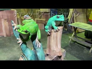 チェンソーでカエルを彫る