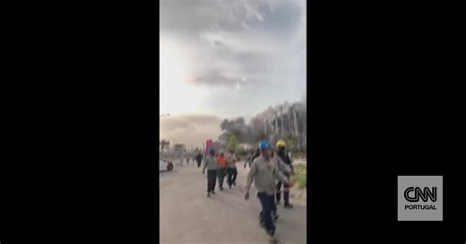 Fumo e pânico: as imagens de um grande incêndio numa das mais importantes refinarias da Arábia Saudita