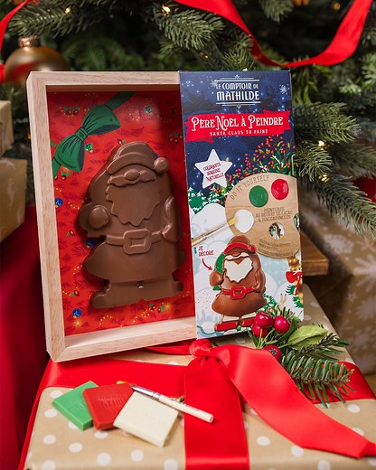🎥🍫 Bienvenue dans les coulisses gourmandes du Comptoir de Mathilde ! Aujourd'hui, découvrez la magie de la fabrication de notre Père Noël en chocolat à peindre. 🎅✍️ Laissez libre cours à votre créativité avec une activité aussi amusante que délicieuse. Une expérience à partager en famille ou à offrir ! 🎨👨‍👩‍👧‍👦 Rendez-vous en boutique ou sur notre site pour découvrir nos créations gourmandes et préparer des fêtes pleines de douceur. 🎄🍬 https://www.lecomptoirdemathilde.com/fr/235-collec