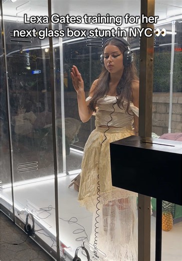 This time she’s gonna be in a giant wheel in NYC 👀 Thursday @lexagates #lexagates #newyork #glassbox #boxgirl #nyc