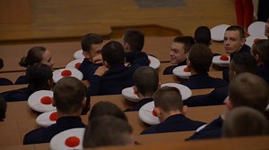 [#Documentaire] L’école des mousses, l’école de la vie ⚓⚓⚓⚓⚓⚓⚓⚓⚓⚓⚓⚓ ce mercredi soir à 20h45 sur Tébéo et TébéSud! L'école des mousses de Brest forme chaque année 220 jeunes au métier d'apprenti matelot. Au terme de cette année, ils s'orientent vers une spécialité qui les engagera pour 4 ans. Ce documentaire nous emmène à la rencontre de Emma, Chïnese, Esteban... qui, à travers leur parcours deviendront 10 mois plus tard, des jeunes adultes armés pour leur vie. | Tébéo & Tébésud