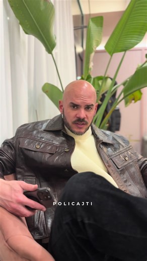 Teba zobrali policajti ? 🤯😅 Kto to pozná z domu ??? Aby sa aj vám nestala podobná situácia sledujte web @Slovenská sporiteľňa kde nájdete najčastejšie spôsoby kyberpodvodov a aj návod ako sa proti nim brániť ✊💙 W/ @Nikolas_neptunclan #spolupraca #majself #fyp #humor #preteba