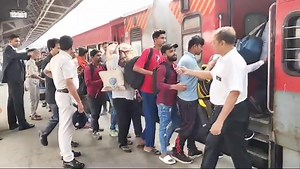 15K views · 360 reactions | RPF maintaining queue of train no 12381, Poorva Express for ensuring a safe and comfortable journey for passengers on 06.11.2024. | Eastern Railway Headquarter | Facebook