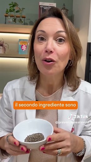 Questa polvere è un potente integratore naturale, ricchissimo di antiossidanti e sali minerali. Si prepara in 1 minuto con 3 semplicissimi ingredienti frullati per ottenere al massimo i loro nutrienti. Semi di chia: un vero concentrato di nutrienti essenziali. Ricchi di fibra solubile, favoriscono la regolarità intestinale e contribuiscono a mantenere sotto controllo i livelli di colesterolo e glucosio nel sangue. Questi semi sono anche una delle migliori fonti vegetali di Omega-3, importanti pe
