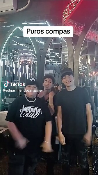 con los puros compas @BALJEET | en el cuello una cadena con diamantes