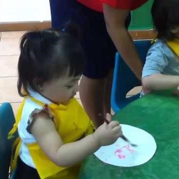 Arsy belajar ngecat gambar di sekolah hari ini