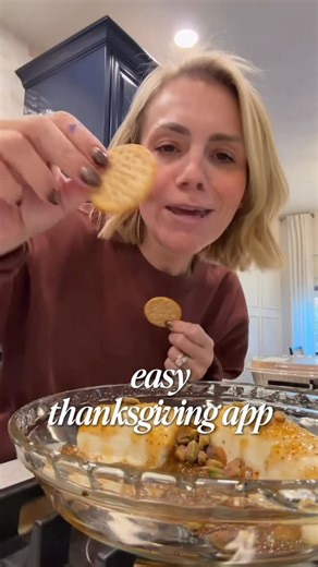 Laura Flusche on Instagram: "SO easy! SO good! 1 goat cheese log Fig preserves pistachios Bake the goat cheese covered with fig at 425* for 10 minutes. Remove and cover with pistachios. Serve with your favorite crackers! enjoy! 🤤 #Thanksgivingappetizer #easyrecipes"