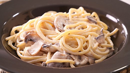 Pasta con Crema de Champiñones muy fácil, rápida y deliciosa 😋💕 Ingredientes: 160 g de pasta 6 champiñones 1 diente de ajo aceite de oliva virgen extra 1 cda de mantequilla 1 cda de harina de trigo o maicena 250 de leche (1 taza) sal al gusto un poco de pimienta y nuez moscada | Cocina Para Todos