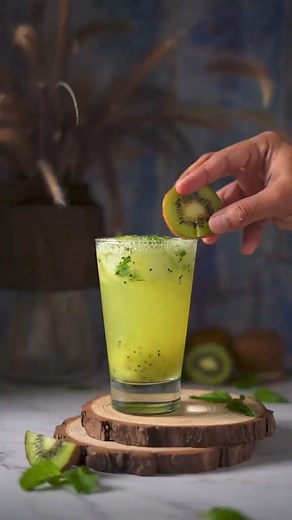 En coctelería, la presentación de cócteles y el mise en place son aspectos esenciales que realzan la experiencia del cliente. Las presentaciones de cócteles pueden variar desde lo clásico hasta lo moderno y extravagante. Algunas de las presentaciones más comunes incluyen el uso de vasos elegantes, decoraciones como frutas, hierbas, y flores comestibles, así como elementos como humo, hielo seco, y luces LED para efectos visuales sorprendentes #Cocteles #Presentación #MiseEnPlace #Bartender #Decor