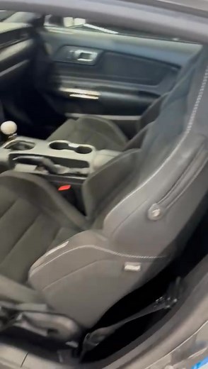 🇺🇲🇺🇲 ---------- A VENDRE ---------- 🇺🇲🇺🇲 Sublime FORD MUSTANG SHELBY GT350. V8 5,2L 530CH 2018 - 82 000kms Lead Foot Gray Garantie 12 mois Disponible à Montréal, délai de 4 mois pour une livraison homologué au garage. Air conditionné Climatisation automatique bizone Démarrage à distance Direction assistée Entrée sans clé Fermeture centralisée Porte gobelets Régulateur de vitesse Sièges bacquet manuels RECARO alcantara Volant alcantara Vitres électriques Volant Ajustable ABS Airbag Conduc