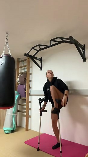 Kreative Bewegung mit Krücken im Sport