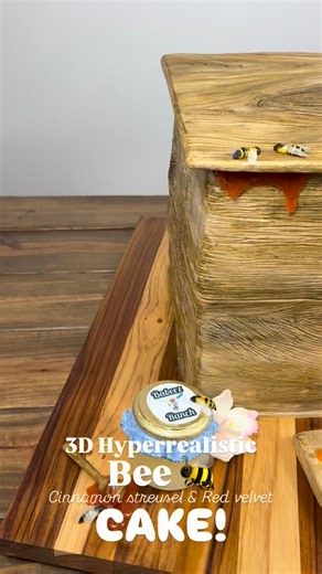 Stepped out of my comfort zone on this one & it was so much fun to use so many different techniques. 🖤 YES IT’S A CAKE FOLKS! 3D Hyperrealistic Wooden Honey bee box cinnamon streusel/ red velvet CAKE! 🐝🍯 Paired with a chocolate honey comb frame, dripping honey isomalt & sculpted chocolate honey bees. 🐝 The wings on the bees were made of vanilla rice paper. The edible isomalt mason jar was full of actual honey made from @babeez_ranch 🍯 with the cutest chocolate plaid fabric & topped with an 