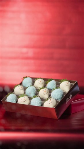 Cue the holiday magic in 3, 2, 1...Make the season merry, bright, and gourmet with Shari’s Berries® Holiday Collection🍓🎄☃️ #sharisberries #chocolatecoveredstrawberries #holidaytreats #treatyourself #gifts