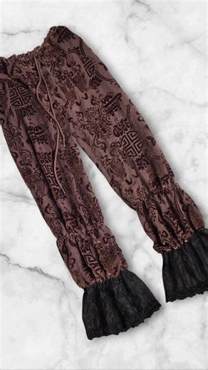 𝕺𝖋 𝕺𝖓𝖊 𝕿𝖍𝖗𝖊𝖆𝖉 on Instagram: "Show & tell 🪡 ✧ I show you the bloomers I made. ✧ You tell me how much you love them ❣️❤️‍🔥 Adjustable length, flowy perfection.. I'm so happy with how they turned out. I had barely enough of this fabric to make them, so I'll be keeping this pair but I'm working on few more with some different fabric and can't wait to show you 💫"