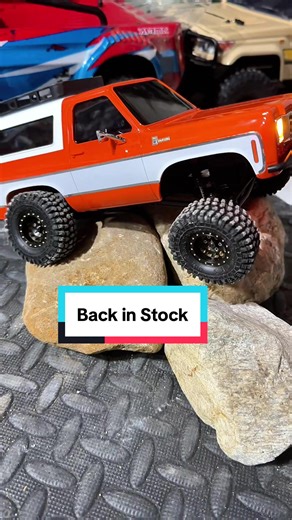 🛻🔥 This FMS 1/24 RC Rock Crawler is way more capable than it looks. Real 4x4, smooth crawling control, and insane scale detail packed into a tiny rig that can go anywhere. Perfect for backyard trails, indoor crawling, or anyone who just wants nonstop RC fun. @3FunRC @3FunHappy @3FunHappy-1 @BackwoodsRc’s @dark_knight_drones_rcs #RCRockCrawler #RCTruck #ScaleRC #TinyTruckNation #RCAddict