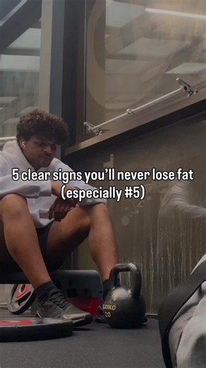 1️⃣ You keep losing and regaining the same 5–10 lbs This is a clear sign your approach is unsustainable. Most of the time, this comes from eating too little during the week, creating excessive hunger that leads to binges later on. Sign: You start strong, lose a few pounds, then overeat or binge and end up right back where you started. 2️⃣ You’re impatient with the process I get it, I was impatient too. But the fat didn’t appear overnight. It accumulated over years, which means it’s going to take