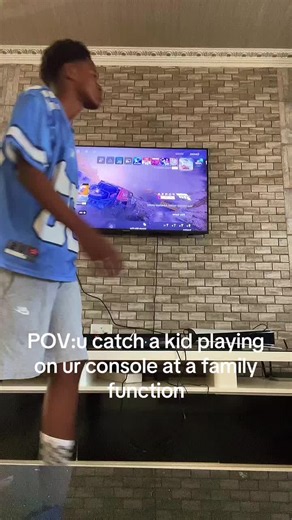 u catch a kid playing on ur console at a family function #fyp #viral #familyfunction #stateproperty
