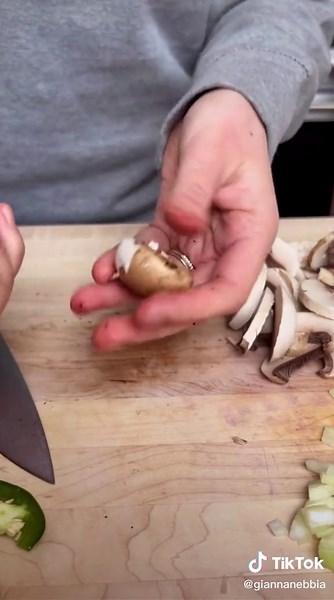 How to Peel Mushrooms: A Comprehensive Tutorial
