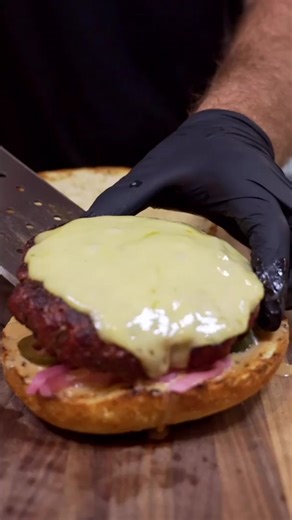 Smoked Brisket Burgers?? Yes please🤩 @daves_fire_foods #burgers #masterbuilt #grilling