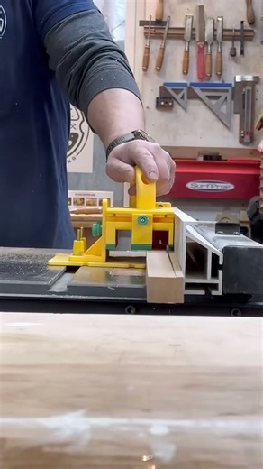 Cutting thin strips of wood using the MicroJig Grr-ripper pro #microjig #workshop #woodworking