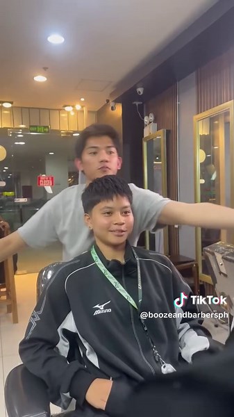 A bold transformation awaits! 💇‍♀️➡️💇‍♂️ Watch her go from stunning to daring with a sharp men’s cut—wait for the final reveal! 🔥✂️ #BoldTransformation #BoozeAndBarbers 💇Barber Artist : Echo 💈Branches: 📍Baguio City - UGF10 Cedar Peak Condominium, Mabini Street, Gen. Luna 📍La Union - Robinsons Place Mall, San Fernando City, La Union 📍Benguet - Pineshill Business Center, Km 5, La Trinidad #baguiobarbershop #elyubarbershop #latrinidadbenguetbarbershop #haircuttransformation #barbershop #men