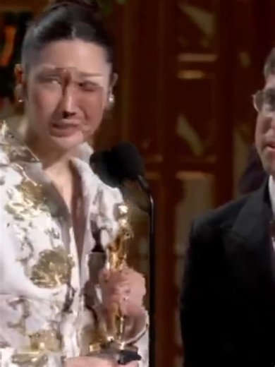📽😅 La Academia corta los agradecimientos del discurso de la cantante Ejae tras recibir su primer Oscar por la canción 'Golden' #oscar #guerreraskpop #netflix #cineentiktok #ejae