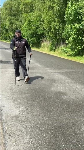 Mit Nordic Walking Stöcken auf Asphalt unterwegs