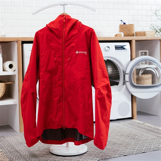 GORE-TEX Brand JP on Instagram: "GORE-TEX ウェアの撥水回復方法 ご愛用のGORE-TEX ウェアの撥水性が落ちてきたと感じられた場合、洗濯後の熱処理のひと手間で、撥水性が回復します。 ご家庭の乾燥機またはアイロンを使って簡単に行えます。 #ゴアテックス #goretex #お手入れ #洗濯 #撥水回復"