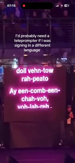 Mariah Carey’s Teleprompter Use During Performance