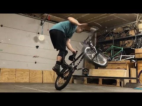 Learning BMX Flatland Only thing landed this day (Triple Briefcase Bar spin)