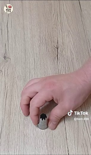 La meringue de notre enfance. Qui aime ça..?😋Des meringues maison croustillantes et fondantes à la fois, c’est plus simple que tu crois ! Tu veux plus de recettes comme celle-ci ? Retrouve toutes mes vidéos sur ma page 😋 👇 La recette complète ci-dessous 👇 🍬 Meringues maison – Recette facile : 🧾 Ingrédients : • 4 blancs d’œufs • 250 g de sucre blanc 🔥 Cuisson : • Préchauffe ton four à 90°C • Enfourne pendant 90 minutes à chaleur tournante • Laisse refroidir dans le four éteint, porte entro