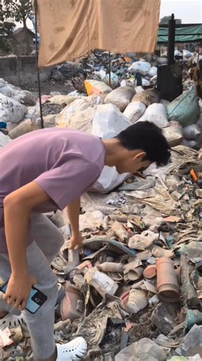 Today I am going to search for something valuable in a pile of garbage 😱 #viral #shorts #challenge