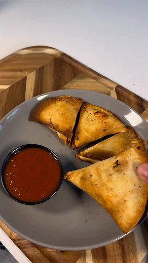 Recipe details & Nutrition Facts …👇 Funny story, yesterday, a video popped up on my feed of a parent in their kitchen, throwing their hands in the air, done with “diet advice” First of all. Fair There’s SO much conflicting info… So we need a north star, we need to prioritize, We need less to work on (for our sanity lol) Here are my personal diet priorities: 1. Eat at home as much as possible 2. Choose lower-calorie options That’s it. I don’t cut out chips, worry about buying only organic, or an