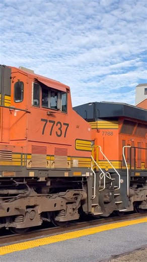 CSX U150 flys past Gaithersburg, MD with BNSF Power trailing!