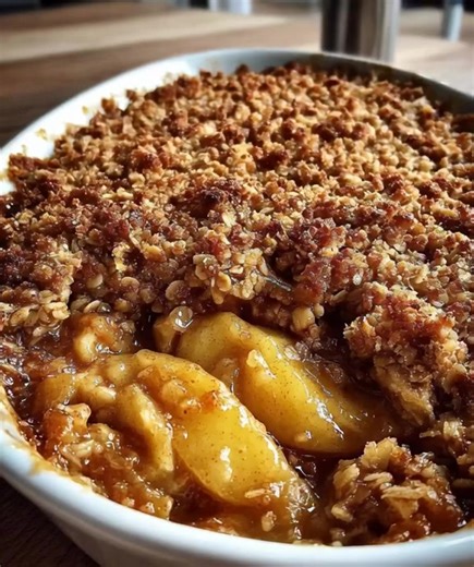 Pioneer Woman Apple Crisp Recipe 🧁 Ingredients For the apples: 8 medium Granny Smith apples, peeled, cored, and sliced 1 cup granulated sugar 1 heaping tbsp all-purpose flour ½ tsp ground cinnamon ¼ tsp kosher salt Salted butter, for greasing the dish Recipe in First Coʍmеոτ 💬👇 | Sweet Recipes