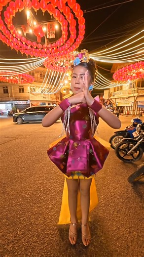 Yanto Phang | Chrissy ikut juga yang lagi tren di tugu naga singkawang. Pas mank dek @cssy_costanza Model cilik singkawang 👍 #tugunagasingkawang... | Instagram