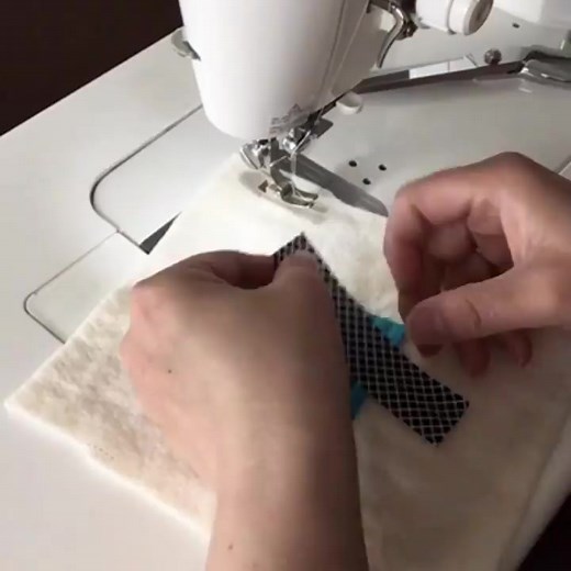 I’ve been using 1” fabric strips from my scrap basket to make some qayg (quilt as you go) courthouse steps blocks which I will soon turn into more coasters, yay! I start off by stitching a 2.5” square to the middle of my cotton batting and then keep adding 1” strips to form a courthouse steps design. So, so very fun! And such a great way to use up those skinny strips we tend to collect 😁. Enjoy the video. #videotutorial #quiltingvideo #quilting #qayg #sotakhandmade #miniquilt #modernquilts #scr