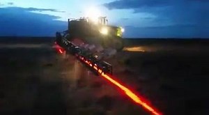 El haz de luz (láser) identifica las plantas de la maleza y el sistema inteligente abre selectivamente las boquillas de pulverización sólo donde están las plantas invasoras o malezas. Ahorrando costos y reduciendo el impacto ambiental. | Agronomía, Fitotecnia y Más.