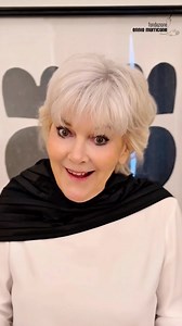 "La musica assoluta è il luogo dove io posso essere veramente libero. Il cinema mi ha dato fama, ma è lì che c'è la mia verità." In questo video, Caterina Caselli condivide ricordi preziosi del suo legame con Ennio Morricone. Dagli aneddoti sulla nascita del brano per Elisa — per il quale il Maestro pretese di conoscere l'esatta estensione vocale della cantante per esaltarne la melodia — alla profonda riflessione sulla "Musica Assoluta". Un viaggio tra rigore professionale, amicizia e il desider